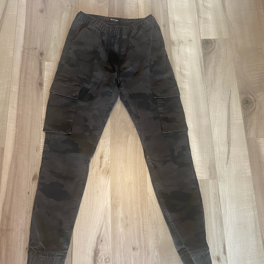 Woman's Camo Cargo Joggers - Bluenotes